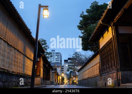 La notte del distretto di Nagamachi case tradizionali vicoli a Kanazawa, Ishikawa, Giappone Foto Stock