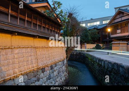 La notte del distretto di Nagamachi case tradizionali vicoli a Kanazawa, Ishikawa, Giappone Foto Stock