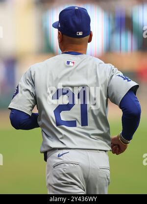 Atlanta, Stati Uniti. 15 settembre 2024. l'esterno destro dei Los Angeles Dodgers Mookie Betts indossa il numero 21 per commemorare Roberto Clemente Day durante la partita contro gli Atlanta Braves a Truist Park domenica 15 settembre 2024 ad Atlanta, Georgia. Foto di Mike Zarrilli/UPI credito: UPI/Alamy Live News Foto Stock