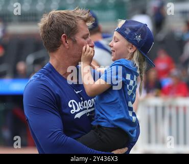 Atlanta, Stati Uniti. 15 settembre 2024. Il primo allenatore dei Los Angeles Dodgers Clayton McCullough abbraccia sua figlia prima della partita contro gli Atlanta Braves a Truist Park domenica 15 settembre 2024 ad Atlanta, Georgia. Foto di Mike Zarrilli/UPI credito: UPI/Alamy Live News Foto Stock