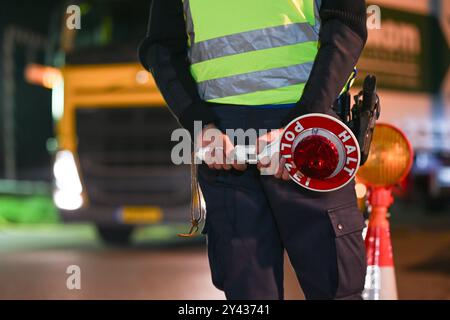 Grenzkontrolle a Bad Bentheim Polizisten kontrollieren den Grenzverkehr ore 16. Settembre 2024 nach Deutschland am Grenzübergang Bad Bentheim. Die Kontrollen wurdenin der Nacht auf die Landesgrenze im Westen ausgeweitet. Bad Bentheim Niedersachsen Deutschland *** controllo di frontiera a Bad Bentheim gli agenti di polizia controllano il traffico di frontiera verso la Germania al valico di frontiera di Bad Bentheim il 16 settembre 2024 i controlli sono stati estesi durante la notte fino al confine di Stato ad ovest Bad Bentheim bassa Sassonia Germania Copyright: Xdiebildwerftx Foto Stock