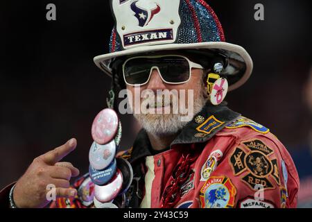 Houston, Texas, Stati Uniti. 15 settembre 2024. Un tifoso degli Houston Texans durante una gara NFL tra i Texans e i Bears il 15 settembre 2024 a Houston. I Texans vinsero, 19-13. (Credit Image: © Scott Coleman/ZUMA Press Wire) SOLO PER USO EDITORIALE! Non per USO commerciale! Crediti: ZUMA Press, Inc./Alamy Live News Foto Stock