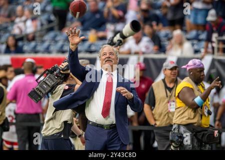 Houston, Texas, Stati Uniti. 15 settembre 2024. Il proprietario degli Houston Texans Cal McNair lanciò una partita di football prima di una partita tra i Chicago Bears e gli Houston Texans a Houston, Texas. Trask Smith/CSM/Alamy Live News Foto Stock