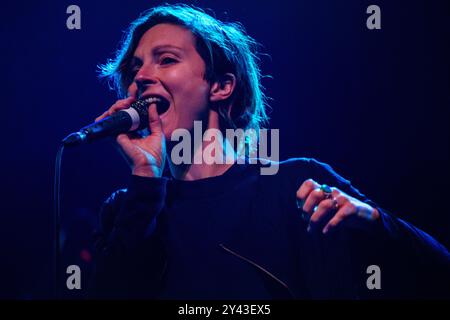 POLICA, CONCERTO, GREEN MAN FESTIVAL 2014: Channy Leaneagh la cantante di Polica che suona dal vivo sul far Out Stage al Green Man Festival 2014 al Glanusk Park, Brecon, Galles, agosto 2014. Foto: Rob Watkins. INFO: PoliCa è un gruppo musicale synth-pop statunitense noto per il loro suono etereo e sperimentale che unisce beat elettronici, sintetizzatori lussureggianti e voci auto-sintonizzate. Guidati da Channy Leaneagh, la loro musica esplora temi di amore, identità e vulnerabilità, creando un'atmosfera ipnotica e onirica. Foto Stock