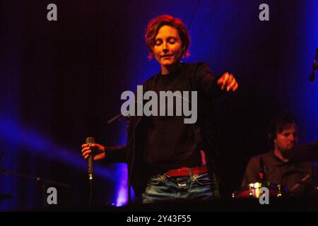 POLICA, CONCERTO, GREEN MAN FESTIVAL 2014: Channy Leaneagh la cantante di Polica che suona dal vivo sul far Out Stage al Green Man Festival 2014 al Glanusk Park, Brecon, Galles, agosto 2014. Foto: Rob Watkins. INFO: PoliCa è un gruppo musicale synth-pop statunitense noto per il loro suono etereo e sperimentale che unisce beat elettronici, sintetizzatori lussureggianti e voci auto-sintonizzate. Guidati da Channy Leaneagh, la loro musica esplora temi di amore, identità e vulnerabilità, creando un'atmosfera ipnotica e onirica. Foto Stock