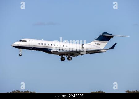 Bombardier Global 5000 (BD-700-1A11) (REG: VP-CYJ) sulla pista di finale 31. Foto Stock