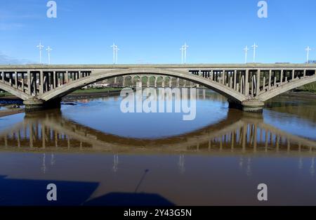 Riflessioni dei ponti New Road & Railway sul fiume Tweed dal vecchio ponte di Berwick-upon-Tweed, Northumberland, Inghilterra, Regno Unito. Foto Stock