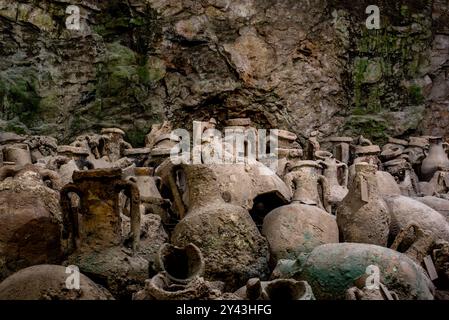 Distesa di antiche anfore romane sotto l'Arena di Pola in Croazia Foto Stock