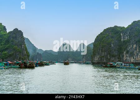 Villaggio galleggiante CAI Beo a LAN ha Bay, hai Phong, Vietnam Foto Stock