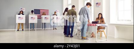 Striscione con un gruppo di diversi americani che votano nelle cabine elettorali alla stazione elettorale Foto Stock