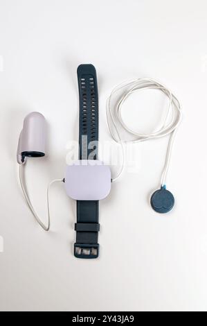 Kit dispositivo medico diagnostico apnea sonno isolato su sfondo bianco Foto Stock