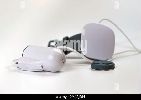 Kit dispositivo medico diagnostico apnea sonno isolato su sfondo bianco Foto Stock