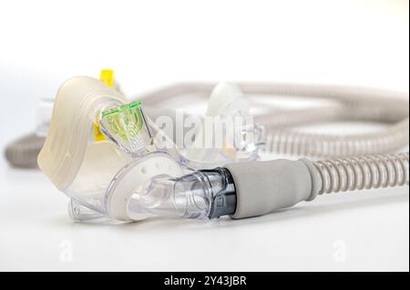 Dispositivo medico noto come CPAP (Continuous positive Airway Pressure-mask) e tubo flessibile isolato su bianco Foto Stock