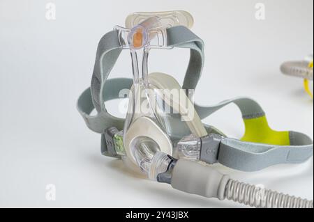 Dispositivo medico noto come CPAP (Continuous positive Airway Pressure-mask) e tubo flessibile isolato su bianco Foto Stock