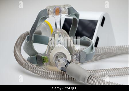 Macchina CPAP con maschera e tubo flessibile, per persone con apnea nel sonno, respiratorie o disturbo respiratorio Foto Stock