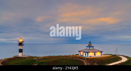 Una fotografia 16:9 di un tramonto al faro "Faro Illa Pancha", situato sull'isola di Pancha, vicino alla città di Ribadeo in Galizia, Foto Stock