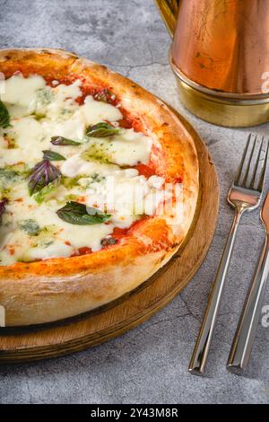 Quattro tipi di pizza napoletana su un tagliere di legno su un tavolo di pietra Foto Stock