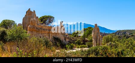 Gli organi di Ille sur Têt, o camini delle fate, nei Pirenei orientali, in Catalogna, a Occitanie, in Francia Foto Stock