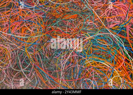 Una massa aggrovigliata di cavi elettrici Foto Stock