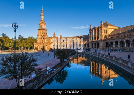 Siviglia, Andalusia, Spagna - 24 ottobre 2023: Plaza de Espana all'alba nel Parco Maria Luisa, simbolo della città. Foto Stock