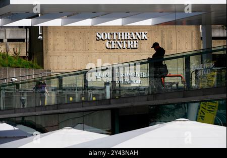 Londra, Regno Unito. Uomo in sagoma presso il Southbank Centre Foto Stock