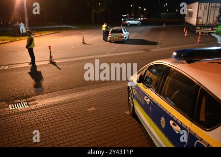 Grenzkontrolle a Bad Bentheim Polizisten kontrollieren den Grenzverkehr ore 16. Settembre 2024 nach Deutschland am Grenzübergang Bad Bentheim. Die Kontrollen wurdenin der Nacht auf die Landesgrenze im Westen ausgeweitet. Bad Bentheim Niedersachsen Deutschland *** controllo di frontiera a Bad Bentheim gli agenti di polizia controllano il traffico di frontiera verso la Germania al valico di frontiera di Bad Bentheim il 16 settembre 2024 i controlli sono stati estesi durante la notte fino al confine di Stato ad ovest Bad Bentheim bassa Sassonia Germania Copyright: Xdiebildwerftx Foto Stock