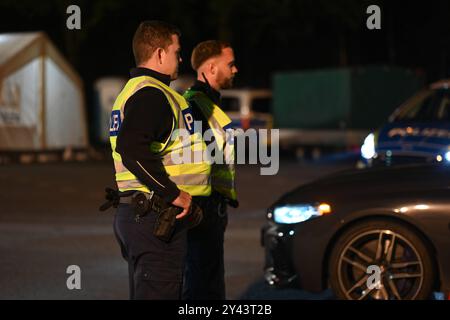 Grenzkontrolle a Bad Bentheim Polizisten kontrollieren den Grenzverkehr ore 16. Settembre 2024 nach Deutschland am Grenzübergang Bad Bentheim. Die Kontrollen wurdenin der Nacht auf die Landesgrenze im Westen ausgeweitet. Bad Bentheim Niedersachsen Deutschland *** controllo di frontiera a Bad Bentheim gli agenti di polizia controllano il traffico di frontiera verso la Germania al valico di frontiera di Bad Bentheim il 16 settembre 2024 i controlli sono stati estesi durante la notte fino al confine di Stato ad ovest Bad Bentheim bassa Sassonia Germania Copyright: Xdiebildwerftx Foto Stock