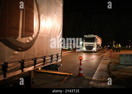 Grenzkontrolle a Bad Bentheim Polizisten kontrollieren den Grenzverkehr ore 16. Settembre 2024 nach Deutschland am Grenzübergang Bad Bentheim. Die Kontrollen wurdenin der Nacht auf die Landesgrenze im Westen ausgeweitet. Bad Bentheim Niedersachsen Deutschland *** controllo di frontiera a Bad Bentheim gli agenti di polizia controllano il traffico di frontiera verso la Germania al valico di frontiera di Bad Bentheim il 16 settembre 2024 i controlli sono stati estesi durante la notte fino al confine di Stato ad ovest Bad Bentheim bassa Sassonia Germania Copyright: Xdiebildwerftx Foto Stock