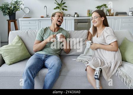 Due amici che si godono un caffè e una risata in uno spazio caldo e invitante. Foto Stock