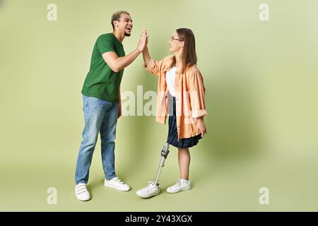 Due amici condividono un allegro cinque in un'atmosfera allegra. Foto Stock