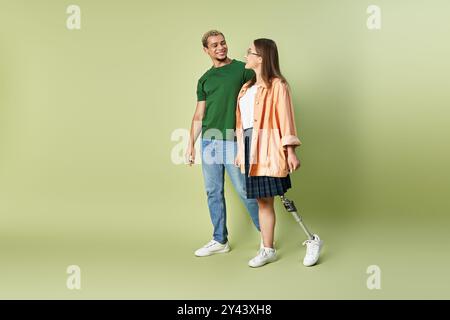 Un momento di gioia condiviso tra amici in un ambiente sereno. Foto Stock