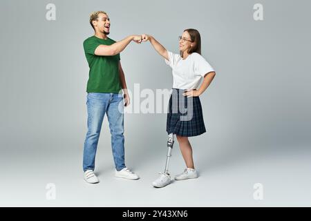 Due amici condividono un divertente pugno pieno di gioia e cameratismo. Foto Stock