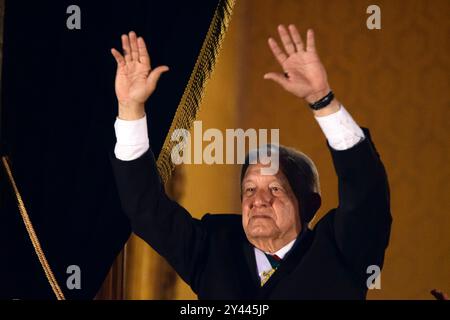 Città del Messico, città del Messico, Messico. 15 settembre 2024. La notte di questo 15 settembre, il presidente del Messico, ANDRES MANUEL LOPEZ OBRADOR, dà il suo ultimo grido d'indipendenza sul balcone principale del Palazzo Nazionale. Â . La forte pioggia non ha impedito a migliaia di messicani di andare a Zocalo della capitale per celebrare l'evento tradizionale con il presidente. Crediti: ZUMA Press, Inc./Alamy Live News Foto Stock