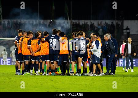 15 settembre 2024, Cava De' Tirreni, Salerno, Italia: I giocatori del Cavese dopo la partita di serie C ora Cavese vs Avellino il 15 settembre 2024 allo Stadio Simonetta Lamberti di Cava de Tirreni, Italia (Credit Image: © Francesco Luciano/ZUMA Press Wire) SOLO USO EDITORIALE! Non per USO commerciale! Foto Stock