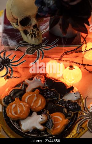 Biscotti a tema Halloween, circondati da decorazioni spaventose Foto Stock