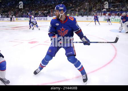 San Pietroburgo, Russia. 15 settembre 2024. Stepan Falkovsky (77) SKA Hockey Club visto in azione durante l'Hockey match, Kontinental Hockey League 2024/2025 tra SKA San Pietroburgo e Lada Togliatti al Palazzo degli Sport su ghiaccio. (Punteggio finale; SKA San Pietroburgo 4:3 Lada Togliatti) credito: SOPA Images Limited/Alamy Live News Foto Stock