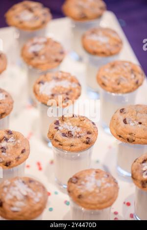 I biscotti al cioccolato con latte Foto Stock