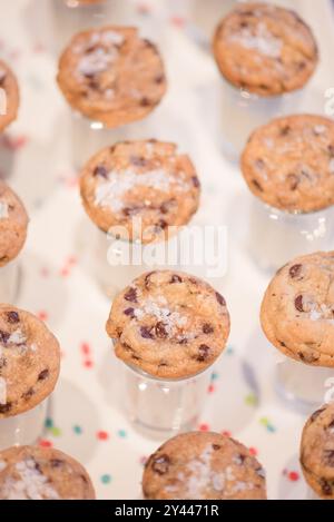 Molti biscotti di zucchero con latte Foto Stock
