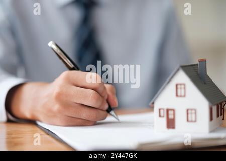 Firma di un contratto immobiliare per l'acquisto di proprietà e veicoli Foto Stock