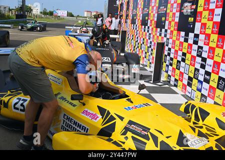 Chennai, INDIA. 15 settembre 2024. Mohamed Ryan di Chennai Turbo Riders festeggia la sua vittoria con il suo membro del team Jon Lancaster nella gara 2 del terzo round dell'Indian Racing League a Chennai, INDIA. Crediti: Ranjith Kumar/Alamy Live News. Foto Stock