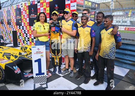 Chennai, INDIA. 15 settembre 2024. Mohamed Ryan di Chennai Turbo Riders festeggia la sua vittoria con il suo membro del team Jon Lancaster nella gara 2 del terzo round dell'Indian Racing League a Chennai, INDIA. Crediti: Ranjith Kumar/Alamy Live News. Foto Stock