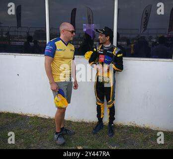 Chennai, INDIA. 15 settembre 2024. Mohamed Ryan di Chennai Turbo Riders festeggia la sua vittoria con il suo membro del team Jon Lancaster nella gara 2 del terzo round dell'Indian Racing League a Chennai, INDIA. Crediti: Ranjith Kumar/Alamy Live News. Foto Stock