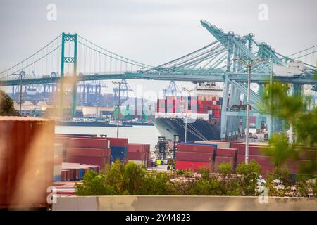 Vista su navi e container nel porto di Long Beach Harbor Foto Stock