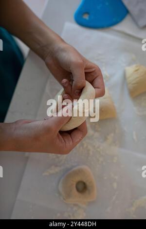 Preparazione di bagel fatti in casa in cucina Foto Stock