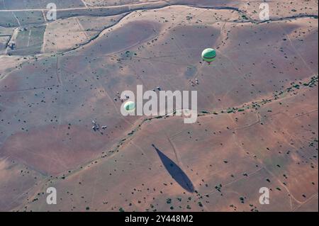 Due mongolfiere che arrivano a terra nella periferia rurale di Marrakech, in Marocco. Vista aerea Foto Stock