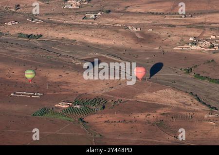 Due mongolfiere che arrivano a terra nella periferia rurale di Marrakech, in Marocco. Vista aerea Foto Stock