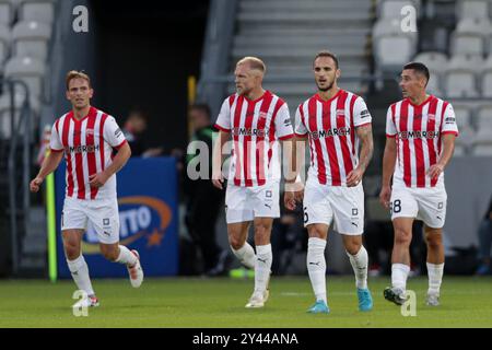 Cracovia, Polonia. 14 settembre 2024. I giocatori del Cracovia festeggiano dopo aver segnato un gol durante la partita di calcio PKO BP Ekstraklasa 2024/2025 tra Cracovia Cracovia e Pogon Szczecin allo stadio Cracovia. Punteggio finale; Cracovia Cracovia 2:1 Pogon Szczecin. Credito: SOPA Images Limited/Alamy Live News Foto Stock