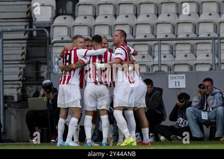 Cracovia, Polonia. 14 settembre 2024. I giocatori del Cracovia festeggiano dopo aver segnato un gol durante la partita di calcio PKO BP Ekstraklasa 2024/2025 tra Cracovia Cracovia e Pogon Szczecin allo stadio Cracovia. Punteggio finale; Cracovia Cracovia 2:1 Pogon Szczecin. Credito: SOPA Images Limited/Alamy Live News Foto Stock