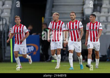 Cracovia, Polonia. 14 settembre 2024. I giocatori del Cracovia festeggiano dopo aver segnato un gol durante la partita di calcio PKO BP Ekstraklasa 2024/2025 tra Cracovia Cracovia e Pogon Szczecin allo stadio Cracovia. Punteggio finale; Cracovia Cracovia 2:1 Pogon Szczecin. (Foto di Grzegorz Wajda/SOPA Images/Sipa USA) credito: SIPA USA/Alamy Live News Foto Stock