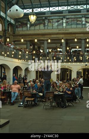 Intrattenitore di strada che si esibisce al Covent Garden di Londra Foto Stock